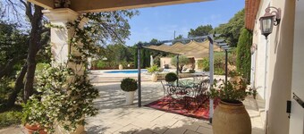 Magnificent Provencal villa of 300 m2 air-conditioned with large south-facing swimming pool