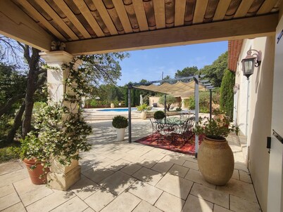 Magnificent Provencal villa of 300 m2 air-conditioned with large south-facing swimming pool