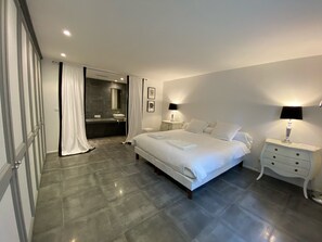 6 makuuhuonetta, silitysrauta/-lauta, ilmainen Wi-Fi, vuodevaatteet