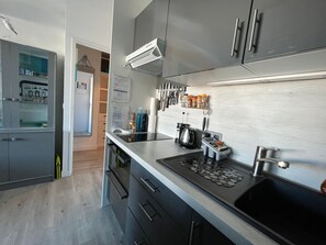 Fridge, microwave, oven, stovetop - Arcachon T2 cabin with terrace, private parking and Wi-Fi included (Arcachon)