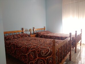 3 habitaciones, tabla de planchar con plancha y cuna de viaje 