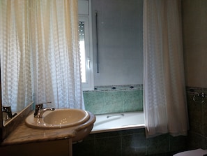 Baignoire, bidet, papier toilette