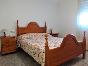3 chambres, fer et planche à repasser, lit de bébé portatif