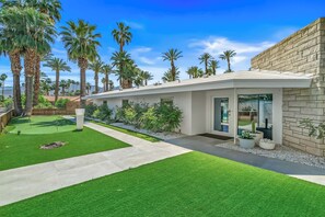A modern house with a patio, palm trees, and a clear sky. - Lucy & Desi's Desert Escape | A Louisa Davis Property (Rancho Mirage)