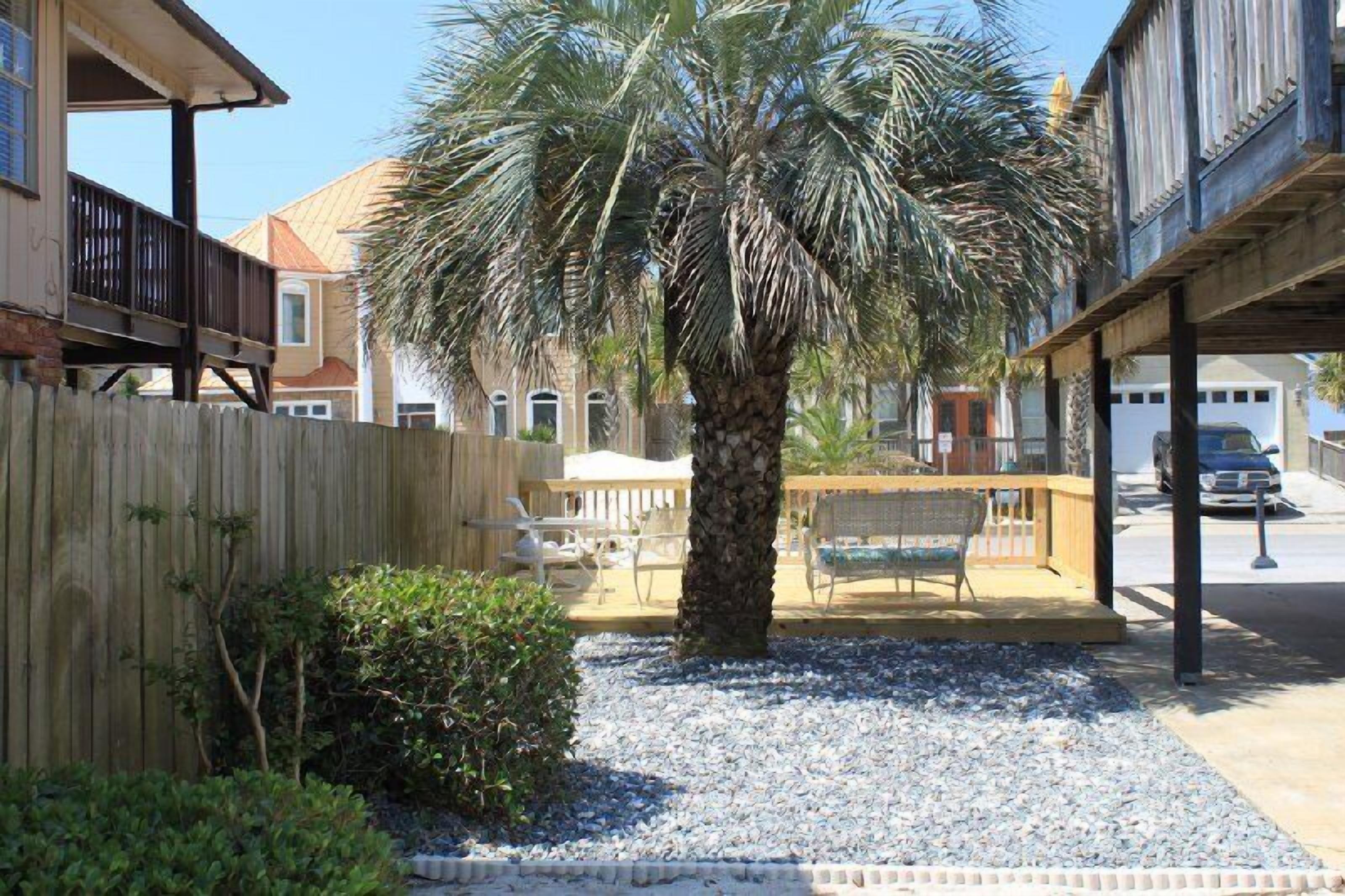 Gulf View Duplex Escape, Across From The Beach, Main Floor **!!SPECIAL RATES!!**