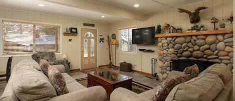 تلفزيون، مدفأة، مشغل دي في دي، تنس طاولة