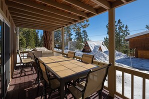 Outdoor dining - Catalpa Vista by Hauserman Rental Group (Tahoe Vista)