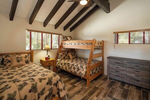 4 bedrooms, iron/ironing board, free WiFi, bed sheets - Catalpa Vista by Hauserman Rental Group (Tahoe Vista)