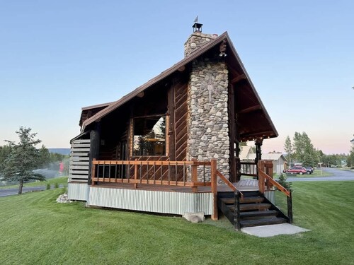 23MilesTo YNP | Private Hot Tub | Golf Course View