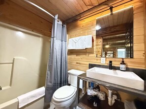 Combined shower/bathtub, hair dryer, towels