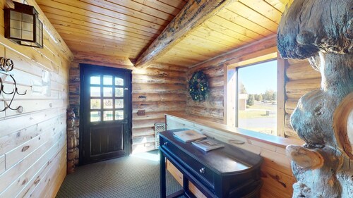 Burley Bear on IP Golf Course, Free Wifi, 2Br + Loft, Private HotTub, 25 Mins to YNP