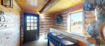 Burley Bear on IP Golf Course, Free Wifi, 2Br + Loft, Private HotTub, 25 Mins to YNP