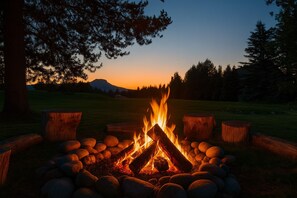 Property grounds - Burley Bear on IP Golf Course, Free Wifi, 2Br + Loft, Private HotTub, 25 Mins to YNP (Island Park)