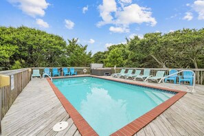 Una piscina al aire libre, una piscina climatizada