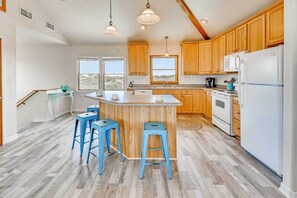 Kjøleskap, mikrobølgeovn, ovn og kokeplater