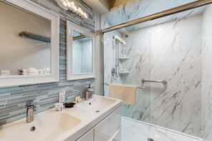 Hair dryer, towels - Remodeled & updated condo w/ WiFi, lake & mountain views - close to the marina (Chelan)
