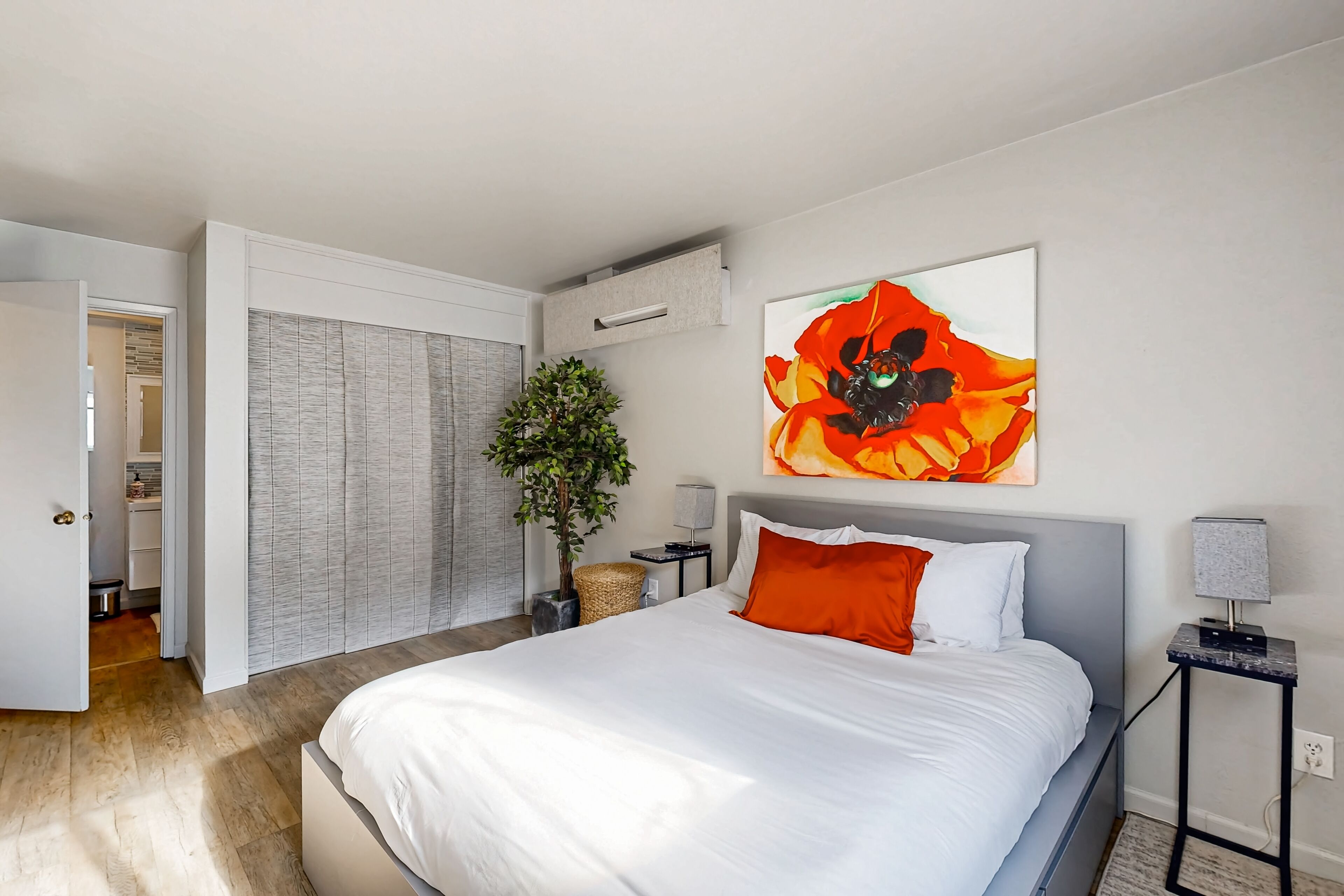 3 bedrooms, iron/ironing board, internet, bed sheets