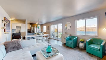 Téléviseur, foyer, livres