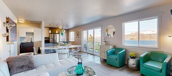 Remodeled & updated condo w/ WiFi, lake & mountain views - close to the marina