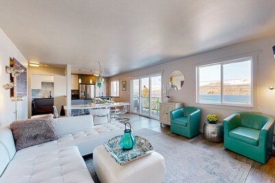 Remodeled & updated condo w/ WiFi, lake & mountain views - close to the marina