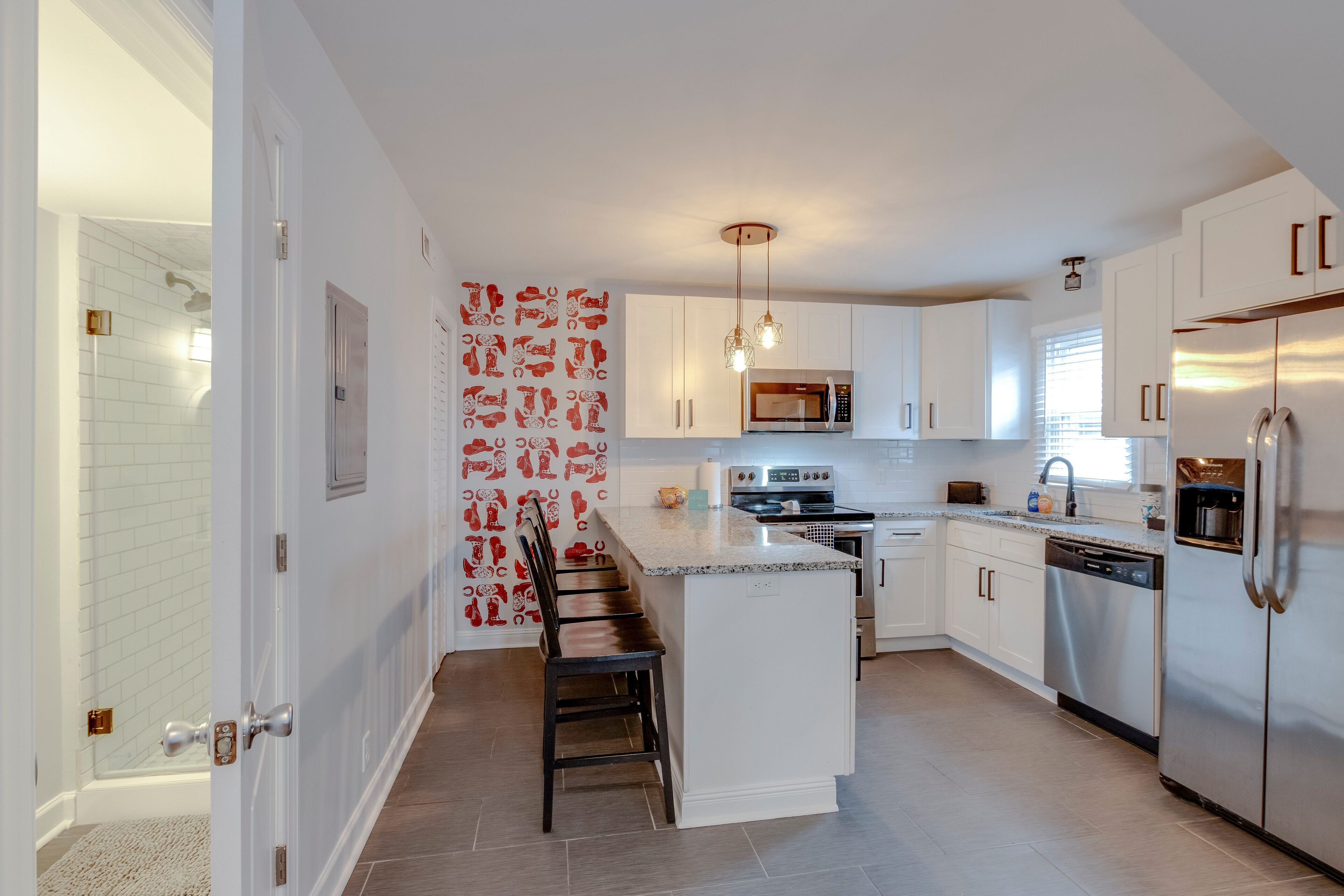 Frigorífico, microondas, horno y placa de cocina