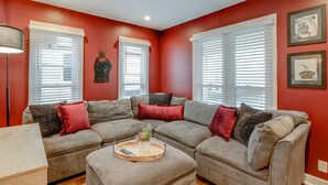 Ein Wohnzimmer mit Ecksofa, Couchtisch und Stehlampe.