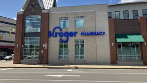 Ein Gebäude der Kroger Pharmacy mit modernem Design, großen Fenstern und einer Ziegel-Fassade.