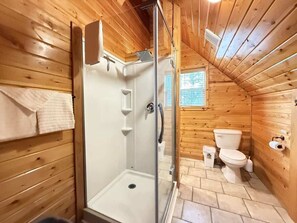 Kombinert dusj/badekar, hårføner og håndklær