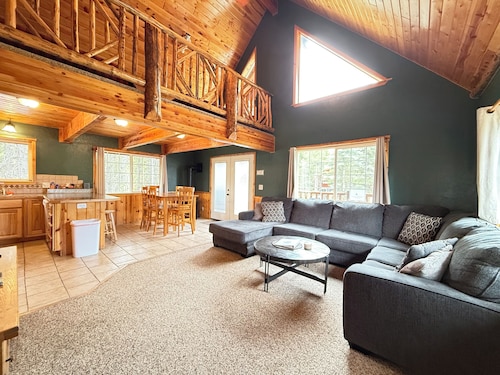 Blue Stone Escape* Close To Snowmobile Trails, 25 Mins to YNP, 2Br - 2Ba, Wifi Access