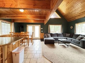 Smart TV, chimenea y oficina 