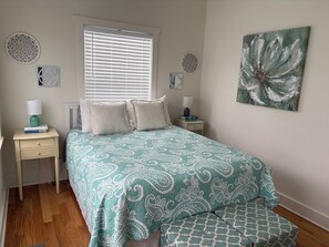 3 bedrooms, in-room safe, iron/ironing board, WiFi - Livingston's fabulous Beachhouse (Coloma Charter Township)