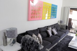 Smart TV, caminetto, tavolo da calcetto, tavolo da ping pong