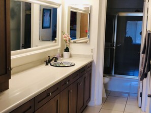 Ensemble douche/baignoire, sèche-cheveux, serviettes fournies, savon