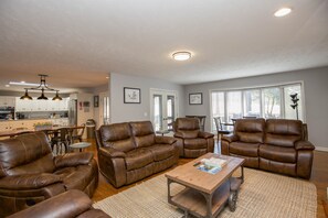 TV, fireplace, table tennis - 60 Firestone Lane -Golf Front 8 Bed House In Pinehurst (Pinehurst)