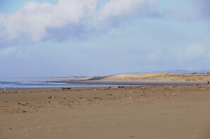 Vlak bij het strand, ligstoelen aan het strand