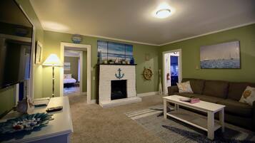 TV connectée, cheminée, lecteur de DVD, table de tennis de table