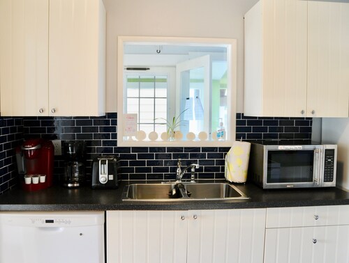 SeaBreeze Bungalow - Private Home - 1/2 block to beach - Pets! - Enclosed Fence