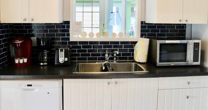 SeaBreeze Bungalow - Private Home - 1/2 block to beach - Pets! - Enclosed Fence