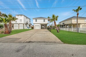 Property grounds - CANAL HOME - 3 bd/2 ba - Boat Lift and Underwater Fishing Lights!! (Galveston)
