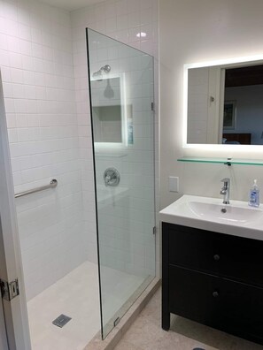Combined shower/bathtub, jetted bath, hair dryer, towels - Beautiful Ocean View Home Overlooking San Diego Perfect For Your Family Vacation (San Diego)