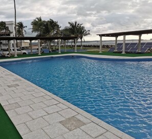 Una piscina al aire libre
