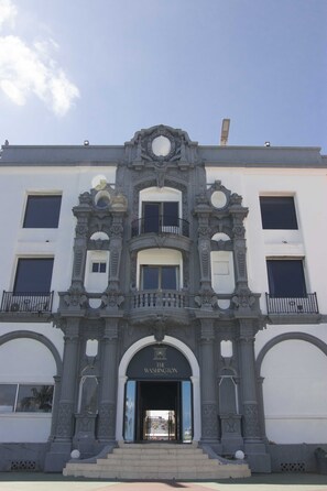 Front of property - New Washington Hotel (Colon)