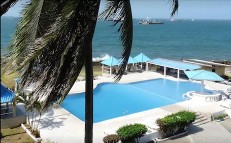 Outdoor pool. New Washington Hotel