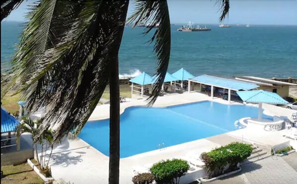 Una piscina al aire libre