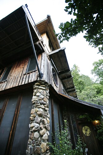 BIG HOUSE  lodge is a castle like house, central to  RRG