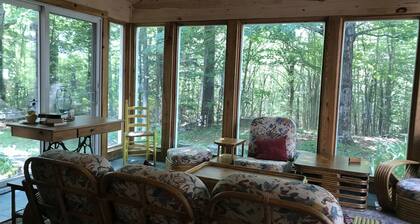 La maison en brique dans les bois ... une retraite quatre saisons! Chambre pour une grande famille!