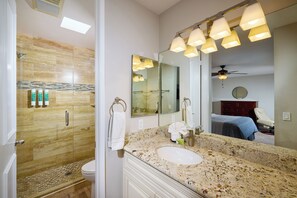 Combined shower/bathtub, hair dryer, towels