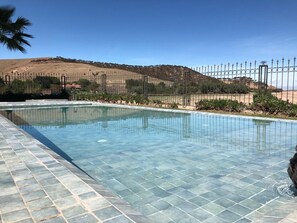 สระว่ายน้ำกลางแจ้ง