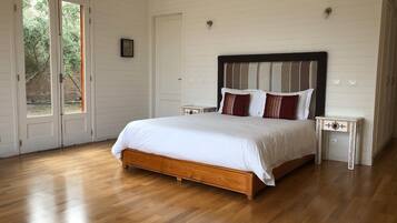 4 bedrooms, blackout drapes, iron/ironing board, free WiFi