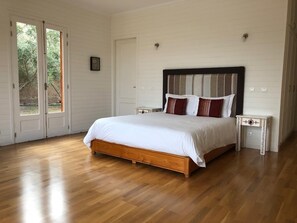 4 bedrooms, blackout drapes, iron/ironing board, free WiFi